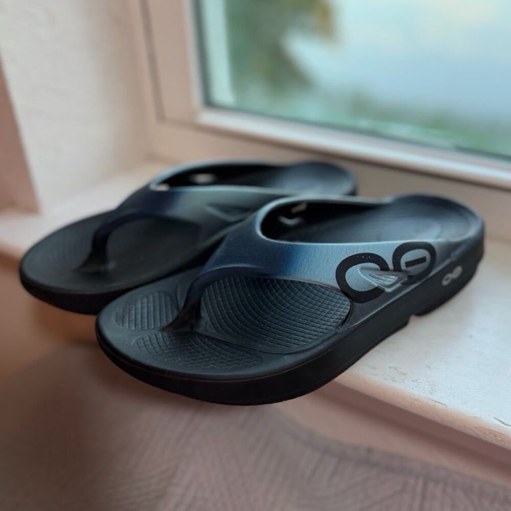 OOFOS OOriginal Sport Sandals in Black and Blue Men’s 5 | Women’s 7